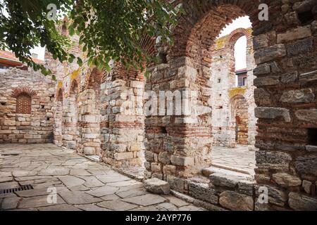 Ruinen der antiken Kirche der Basilika Sankt Sofia (Hagia Sophia) in der Altstadt von Nessebar, Bulgarien Stockfoto