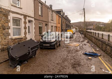 South Wales Valleys, Großbritannien. Februar 2020. Die Säuberung beginnt nach sintflutartigen Regenfällen und Überschwemmungen in den Tälern von South Wales, die durch den Sturm Dennis verursacht wurden. Credit: Haydn Denman/Alamy Live News. Stockfoto