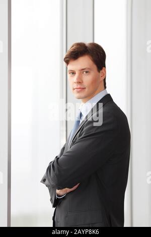 Portrait junger, gutaussehender Geschäftsleute im Büro mit Blick auf die Kamera Stockfoto