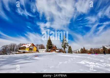Herrliche Atmosphäre im Tei Brazi Chalet im Winter auf 1120 Meter Höhe und 5 km vom Skigebiet Predeal, Prahova Valley, Rumänien Stockfoto