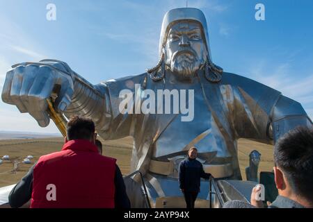 Menschen auf der Aussichtsplattform im Kopf des Pferdes der zur Dschingis Khan Equestrian Statue (130 Fuß groß) gehörenden Dschingis Khan S Stockfoto