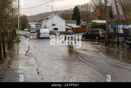 South Wales Valleys, Großbritannien. Februar 2020. Die Säuberung beginnt nach sintflutartigen Regenfällen und Überschwemmungen in den Tälern von South Wales, die durch den Sturm Dennis verursacht wurden. Credit: Haydn Denman/Alamy Live News. Stockfoto