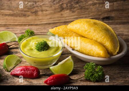 Empanadas mit Avocado-Sauce, traditionelle kolumbianische Küche Stockfoto