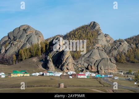 Touristenlager im Gorkhi Terelj Nationalpark, der 60 km von Ulaanbaatar, der Mongolei, entfernt ist. Stockfoto