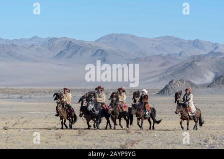 Eine Gruppe von kasachischen Adler-Jägern und ihren goldenen Adlern, die auf dem Festgelände des Goldenen Adlers in der Nähe der Stadt Ulgii (Ölgii) im Bayan-Ulgi ankommen Stockfoto