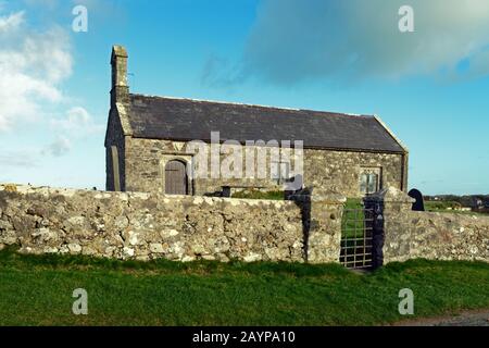 Die St Twrog's Church ist eine kleine, mittelalterliche Kirche in Bodwrog, Anglesey, Nordwales. Es wurde im späten 15. Jahrhundert zur Zeit von König Heinrich VII. Erbaut Stockfoto