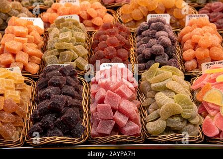 Bunte, köstliche und leckere Gele Süßigkeiten, die mit Zucker garniert wurden Stockfoto