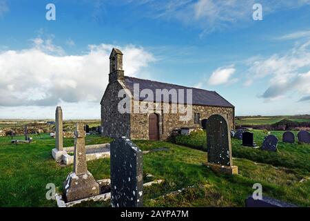 Die St Twrog's Church ist eine kleine, mittelalterliche Kirche in Bodwrog, Anglesey, Nordwales. Es wurde im späten 15. Jahrhundert zur Zeit von König Heinrich VII. Erbaut Stockfoto