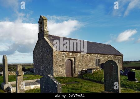 Die St Twrog's Church ist eine kleine, mittelalterliche Kirche in Bodwrog, Anglesey, Nordwales. Es wurde im späten 15. Jahrhundert zur Zeit von König Heinrich VII. Erbaut Stockfoto