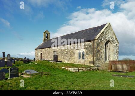 Die St Twrog's Church ist eine kleine, mittelalterliche Kirche in Bodwrog, Anglesey, Nordwales. Es wurde im späten 15. Jahrhundert zur Zeit von König Heinrich VII. Erbaut Stockfoto