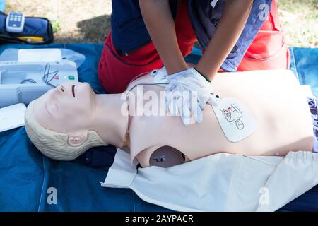 Erste-Hilfe- und Herz-Lungen-Wiederbelebungskurs mit automatisiertem externem Defibrillator - AED Stockfoto