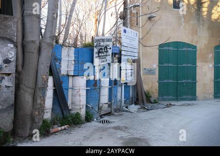 Nikosia, Zypern, 01. Februar 2020: Teil der Grünen Linie oder der Pufferzone in der Altstadt von Lefkosia Nikosia, der letzten geteilten Hauptstadt der Worl Stockfoto