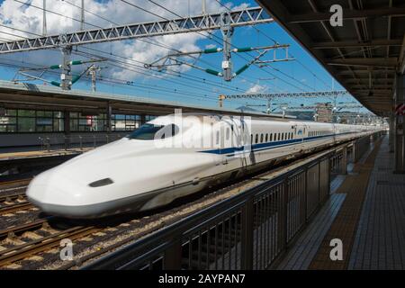 Ein Kugelzug am Bahnhof Odawara in der Präfektur Kanagawa, Japan. Stockfoto