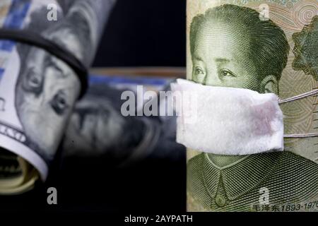 Chinesische Yuan Renminbi Bankscheine mit medizinischer Maske auf dem Hintergrund der US-Währung Stockfoto