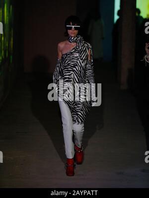 London, Großbritannien, 16. Februar 2020, MM6 Maison Margiela Laufstegpräsentation Show London Fashion Week Herbst Winter 2020, Herbst Winter 2020 auf der British Fashion Council Show Space Strand 180 Credit: Laufsteg/Start/Alamy Live News Stockfoto