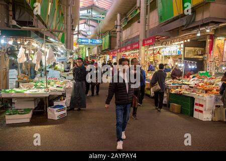 Seit seiner Gründung im Jahre 1721 werden frische Meeresfrüchte und Produkte auf Dem Omicho Ichiba Markt verkauft, der ein lebhafter überdachter Lebensmittelmarkt in Kanazawa ist, Stockfoto