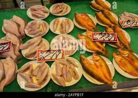 Nahaufnahme von frischem Fisch zum Verkauf auf Dem Omicho Ichiba Markt, der ein lebhafter überdachter Lebensmittelmarkt in Kanazawa, Präfektur Ishikawa, auf Honshu Island, Jap Ist Stockfoto