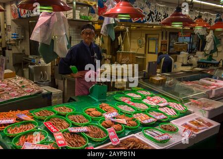 Seit seiner Gründung im Jahre 1721 werden frische Meeresfrüchte und Produkte auf Dem Omicho Ichiba Markt verkauft, der ein lebhafter überdachter Lebensmittelmarkt in Kanazawa ist, Stockfoto