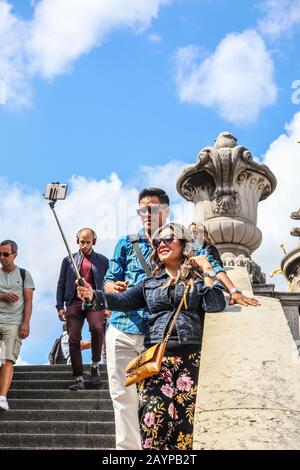 Besucher, die selfie's in Paris, Frankreich, Europa besuchen Stockfoto