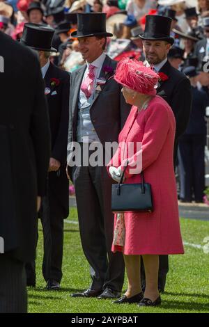 Royal Ascot Day Four, Ascot Races, Berkshire, Großbritannien. Juni 2019. Ihre Majestät die Königin und der älteste Enkel Peter Phillips zusammen mit Jonny Weatherby im Paradering bei Royal Ascot. Kredit: Maureen McLean/Alamy Stockfoto