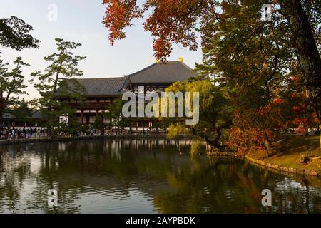 Ein Teich vor dem Todai-JI (östlicher Großer Tempel), ein buddhistischer Tempelkomplex in der Stadt Nara, Japan. Stockfoto