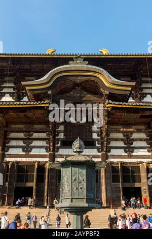 Ein Weihrauchbrenner vor dem Todai-JI-Tempel (östlicher Großer Tempel), einem buddhistischen Tempelkomplex und UNESCO-Weltkulturerbe in Stockfoto