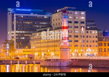 Malmö - Oktober 2018, Schweden: Abendliches Stadtbild von Malmö mit dem Alten Lichthaus, der Universitätsbrücke (Universitetsbron) und Bürogebäuden Stockfoto