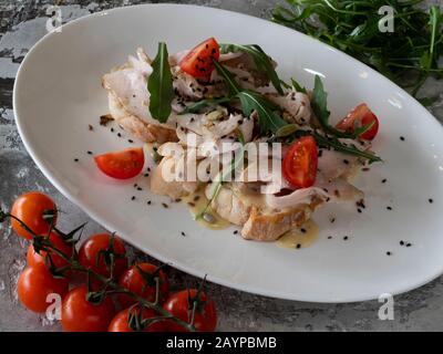 Vitello tonnato - ein Gericht aus dünn geschnittenen Kalbsstückchen Stockfoto