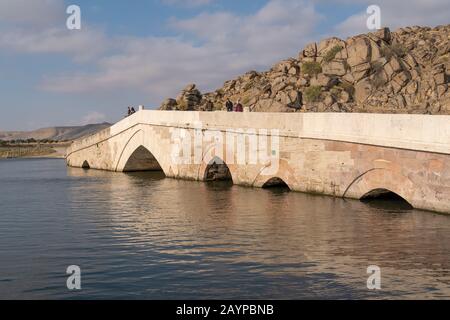 Kirikkale/Türkei-27. Oktober 2019: Mehrbogenige Steinbrücke (Tas kopru), Cesnigir-Brücke am Fluss Kizilirmak. Stockfoto