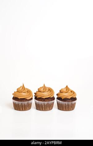 Drei Schokoladenkuchen mit Schokoladenaufschäumen Stockfoto