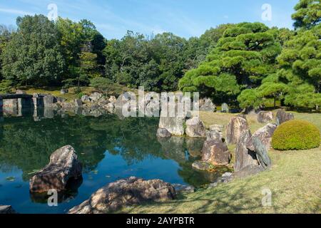 Der Ninomaru-Garten mit einem Teich auf der Burg Nijo in Kyoto, Japan. Stockfoto