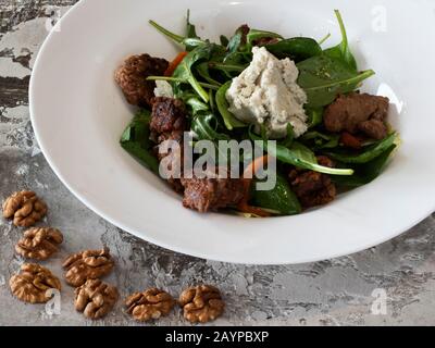 Salat mit Hühnerleber und bluechesiger Mousse Stockfoto