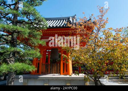 Der Kirchturm am Sanjusangendo-Tempel in Kyoto, Japan. Stockfoto