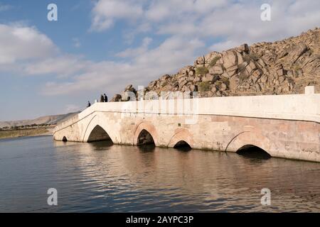 Kirikkale/Türkei-27. Oktober 2019: Mehrbogenige Steinbrücke (Tas kopru), Cesnigir-Brücke am Fluss Kizilirmak. Stockfoto