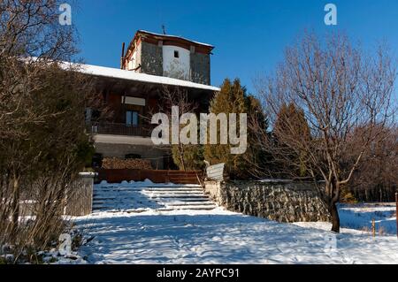 Winterszene im verschneiten Vitosha-Berg mit Glade, Wald und verlassenen Ferienhäuschen, Sofia, Bulgarien Stockfoto