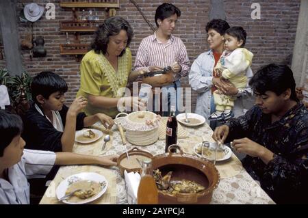 Cuernavaca, Mexiko: Großfamilie essen zusammen zu Hause. ©Bob Daemmrich Stockfoto