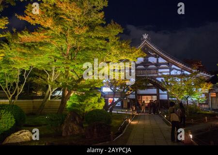 Der nachts beleuchtete Kodai-JI-Tempel befindet sich am Fuße des Higashiyama Ryozen Mountains in Kyoto, Japan. Stockfoto