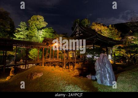 Der nachts beleuchtete Kodai-JI-Tempel befindet sich am Fuße des Higashiyama Ryozen Mountains in Kyoto, Japan. Stockfoto