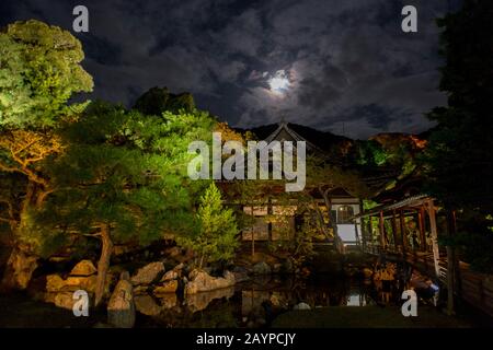 Der nachts beleuchtete Kodai-JI-Tempel befindet sich am Fuße des Higashiyama Ryozen Mountains in Kyoto, Japan. Stockfoto