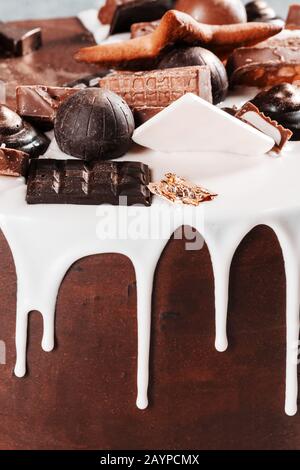Der Kuchen ist mit weißer Schokolade und Schlagsahne verziert Stockfoto