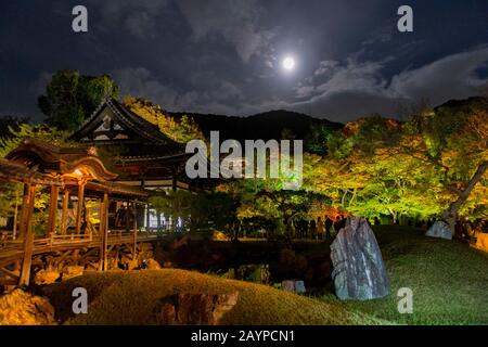 Der nachts beleuchtete Kodai-JI-Tempel befindet sich am Fuße des Higashiyama Ryozen Mountains in Kyoto, Japan. Stockfoto