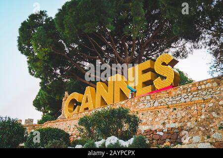 Schild Cannes mit Glühbirnen auf einem Gipfel eines Berges in der Kirche Notre Dame d'Esperance geschrieben. Französische Riviera von Cannes an der Cote d'Azur in Frankreich. Stockfoto