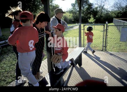 Austin, Texas: T-Ball Liga für fünf- und sechsjährige Jungen und Mädchen. ©Bob Daemmrich Stockfoto