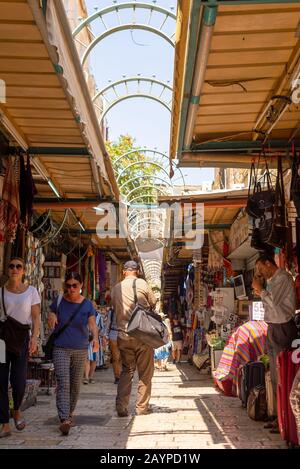 Straßenszenen auf dem Jerusalemer Altstadtmarkt nahe der westlichen Mauer, die die Stadt durch Religion voneinander trennt. Stockfoto