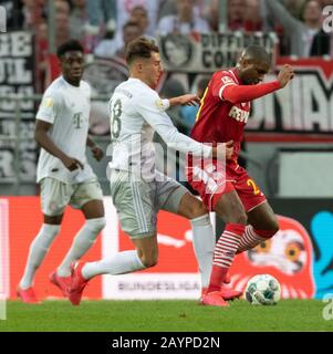 Köln, Deutschland. Februar 2020. Bundesliga-Spieltag 22, 1. FC Köln - FC Bayern München: Leon Goretzka (FCB), Anthony Modeste (Köln) DFL-REGELUNGEN VERBIETEN DIE VERWENDUNG VON FOTOS ALS BILDSEQUENZEN UND/ODER QUASI-VIDEO Credit: Jürgen Schwarz/Alamy Live News Stockfoto