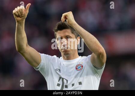 Köln, Deutschland. Februar 2020. Bundesliga-Spieltag 22, 1. FC Köln - FC Bayern München: Robert Lewandowski (FCB) DFL-REGELUNGEN VERBIETEN JEDE VERWENDUNG VON FOTOS ALS BILDSEQUENZEN UND/ODER QUASI-VIDEO-Credit: Jürgen Schwarz/Alamy Live News Stockfoto