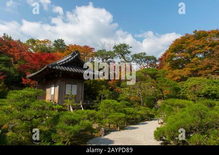 Der Jibutsudo-Schrein im Okochi-Sanso-Garten in Arashiyama, Kyoto, Japan. Stockfoto