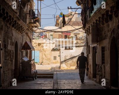 Straßenszenen auf dem Jerusalemer Altstadtmarkt nahe der westlichen Mauer, die die Stadt durch Religion voneinander trennt. Stockfoto