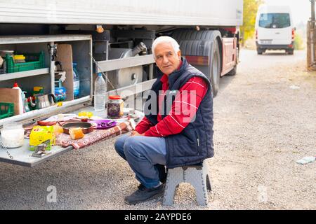 Kirikkale/Türkei-27. Oktober 2019: Lkw-Fahrer macht sich im Ruhezustand eine Pause in seiner tragbaren Küche mit Küchenschränken Stockfoto