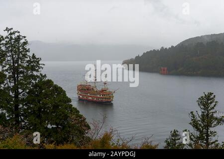 Ausflugsboot auf dem Ashi-See auch als Hakone Lake oder Ashinoko Lake bezeichnet, ein malerischer See im Hakone-Gebiet der Präfektur Kanagawa in Honshu, Japan Stockfoto